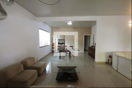 Sala de casa à venda com 5 quartos, 250m² em Coração Eucarístico, Belo Horizonte