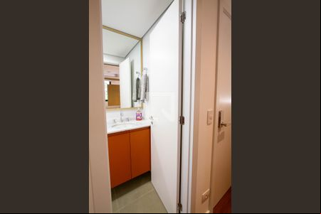 Banheiro de kitnet/studio para alugar com 1 quarto, 19m² em Centro, Curitiba