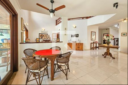 Sala de casa de condomínio para alugar com 5 quartos, 368m² em Jardim Acapulco, Guarujá
