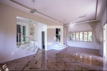 Sala de casa de condomínio para alugar com 5 quartos, 600m² em Maceió, Niterói