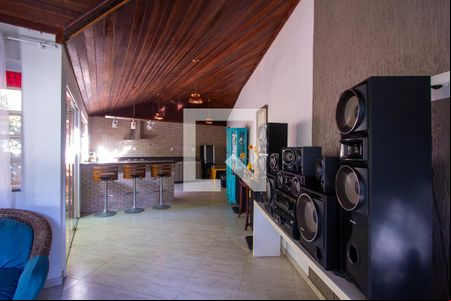 Sala  de casa de condomínio para alugar com 5 quartos, 600m² em Maceió, Niterói