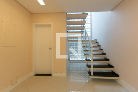 Hall / Escada de casa para alugar com 5 quartos, 600m² em Vila Carolina, São Paulo