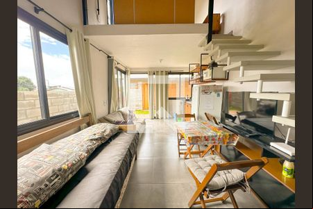 Sala de TV de apartamento para alugar com 1 quarto, 30m² em São João do Rio Vermelho, Florianópolis