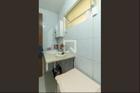 Banheiro de apartamento à venda com 1 quarto, 53m² em Vila Ipiranga, Porto Alegre