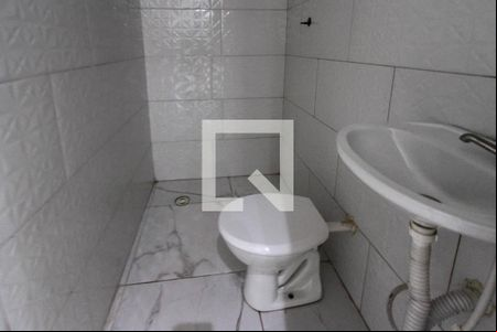 Banheiro de kitnet/studio para alugar com 1 quarto, 15m² em Vila Santa Clara, São Paulo