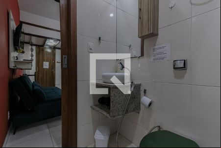 Banheiro  de kitnet/studio à venda com 1 quarto, 31m² em Copacabana, Rio de Janeiro