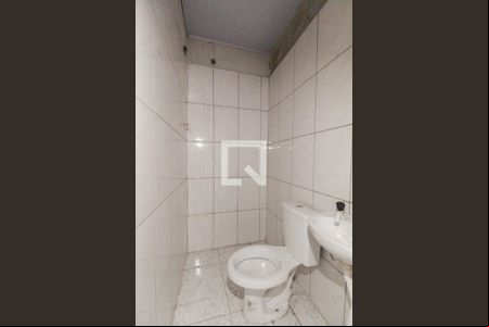 Banheiro de kitnet/studio para alugar com 1 quarto, 14m² em Itaquera, São Paulo