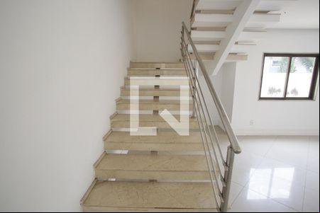 Sala - Escada de casa de condomínio para alugar com 5 quartos, 800m² em Jacarepaguá, Rio de Janeiro