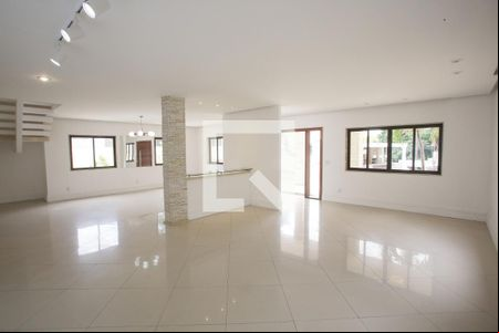 Sala de casa de condomínio para alugar com 5 quartos, 800m² em Jacarepaguá, Rio de Janeiro