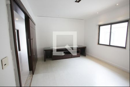 Sala de TV de casa de condomínio para alugar com 5 quartos, 800m² em Jacarepaguá, Rio de Janeiro