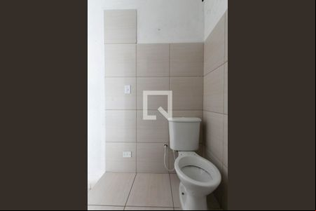 Banheiro de kitnet/studio para alugar com 1 quarto, 22m² em Itaquera, São Paulo