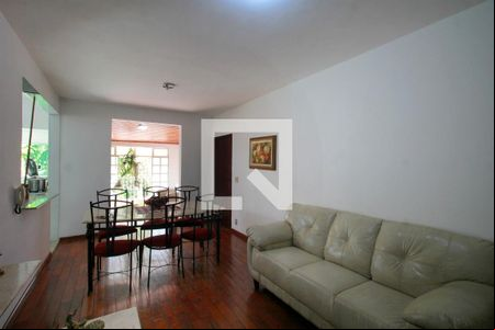 Sala de casa para alugar com 5 quartos, 245m² em Santa Cruz, Belo Horizonte