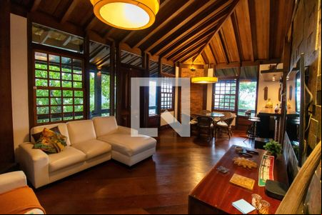 Sala de casa de condomínio para alugar com 3 quartos, 209m² em Cantagalo, Niterói