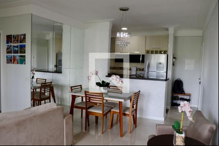 Sala de apartamento à venda com 2 quartos, 80m² em Jardim Tupanci, Barueri