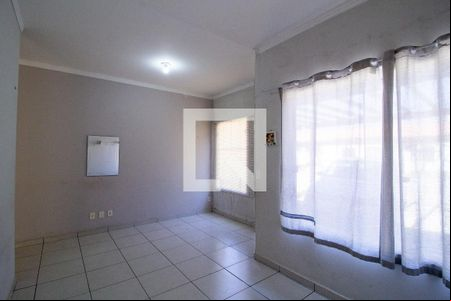 Sala de casa de condomínio para alugar com 2 quartos, 60m² em Jardim J S Carvalho, Sorocaba