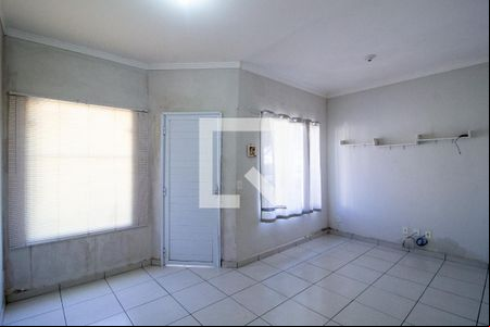 Sala de casa de condomínio para alugar com 2 quartos, 60m² em Jardim J S Carvalho, Sorocaba