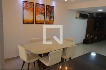 Sala de casa de condomínio para alugar com 4 quartos, 300m² em Taquara, Rio de Janeiro
