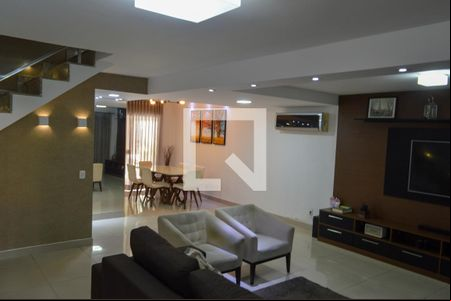 Sala de casa de condomínio para alugar com 4 quartos, 300m² em Taquara, Rio de Janeiro
