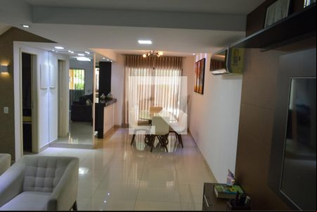 Sala de casa de condomínio para alugar com 4 quartos, 300m² em Taquara, Rio de Janeiro