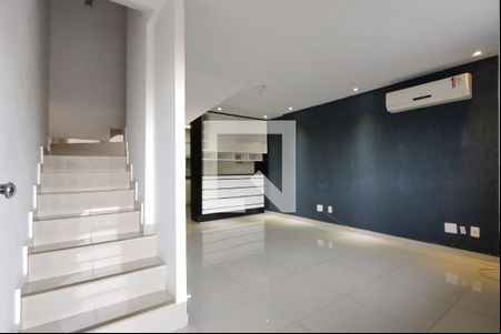 Sala de casa de condomínio para alugar com 2 quartos, 80m² em Freguesia (jacarepaguá), Rio de Janeiro