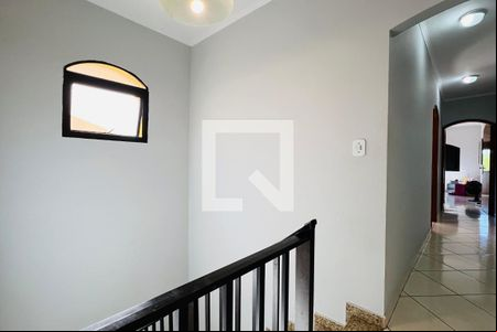 Corredor de casa à venda com 3 quartos, 181m² em Jardim Vila Galvao, Guarulhos