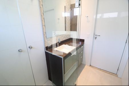 Banheiro do Quarto 1 de apartamento para alugar com 3 quartos, 204m² em Granada, Uberlândia