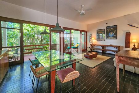 Sala de casa para alugar com 4 quartos, 336m² em Jardim Virginia, Guarujá