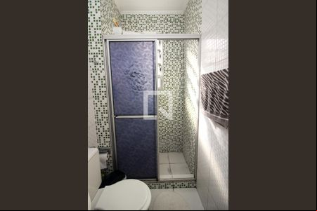 Banheiro de apartamento à venda com 1 quarto, 48m² em Medianeira, Porto Alegre