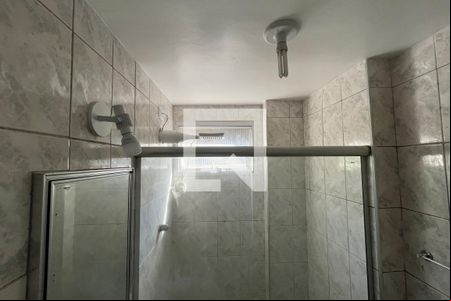 Banheiro de kitnet/studio para alugar com 1 quarto, 37m² em Ponta da Praia, Santos