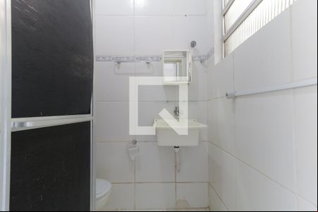 Banheiro de kitnet/studio para alugar com 0 quarto, 30m² em Quintino Bocaiúva, Rio de Janeiro