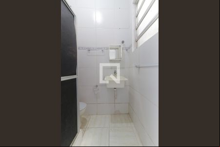 Banheiro de kitnet/studio para alugar com 0 quarto, 30m² em Quintino Bocaiúva, Rio de Janeiro