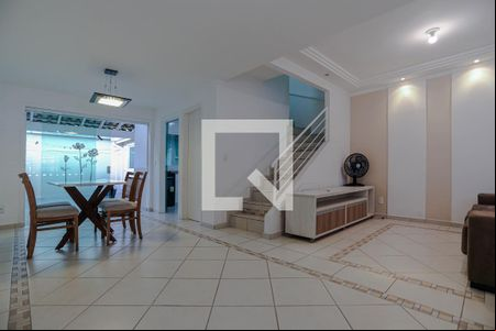 Sala de Estar de casa de condomínio para alugar com 2 quartos, 85m² em Vila Oliveira, Mogi das Cruzes