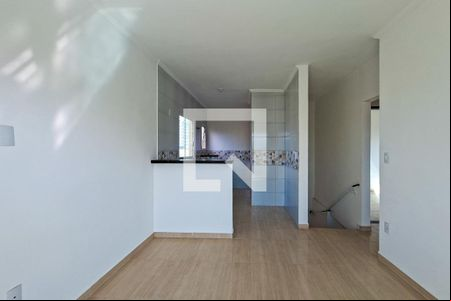 Sala de casa de condomínio para alugar com 2 quartos, 70m² em Maracanã, Praia Grande