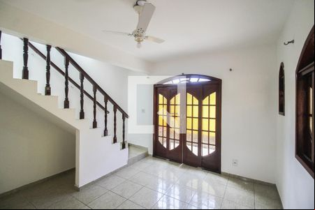 Sala de casa para alugar com 3 quartos, 330m² em Vila Avelina, Nova Iguaçu
