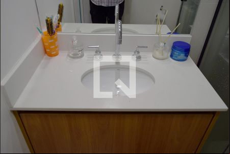 Banheiro de kitnet/studio para alugar com 1 quarto, 25m² em Pinheiros, São Paulo