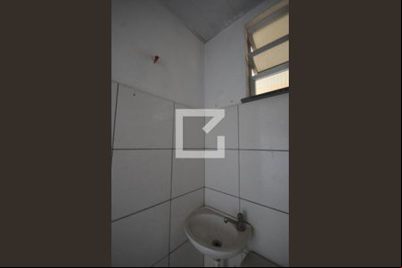 Banheiro de kitnet/studio para alugar com 1 quarto, 15m² em Bento Ribeiro, Rio de Janeiro