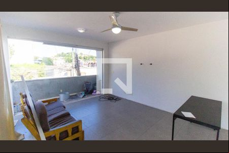 Sala de casa de condomínio para alugar com 1 quarto, 90m² em Piratininga, Niterói