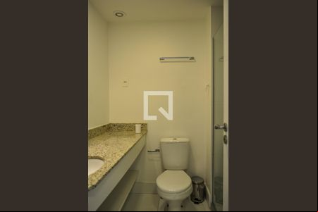 Banheiro de kitnet/studio para alugar com 1 quarto, 27m² em Partenon, Porto Alegre
