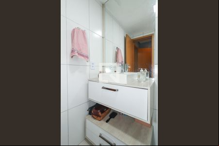 Banheiro da Suíte de apartamento para alugar com 2 quartos, 47m² em Morro Santana, Porto Alegre