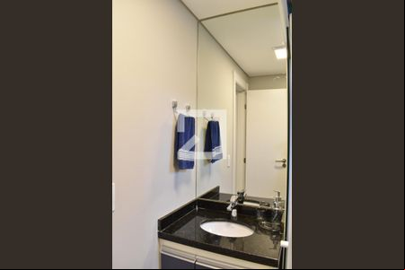 Banheiro de kitnet/studio para alugar com 1 quarto, 22m² em Centro, Curitiba