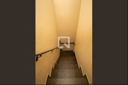 Escada de casa para alugar com 3 quartos, 165m² em Jardim Santa Monica, São Paulo