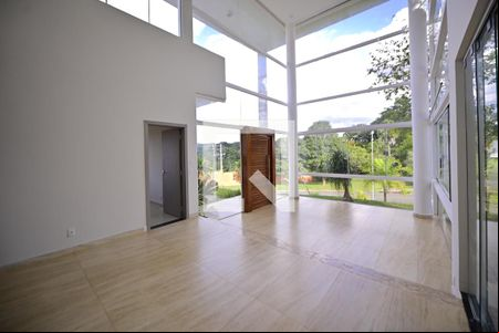 Sala de casa de condomínio para alugar com 3 quartos, 615m² em Alphaville Araguaia, Goiânia