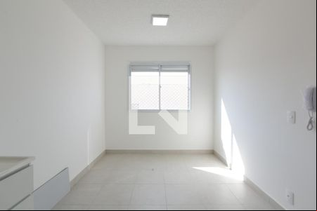 Sala / Cozinha de apartamento para alugar com 2 quartos, 32m² em Fazenda Aricanduva, São Paulo