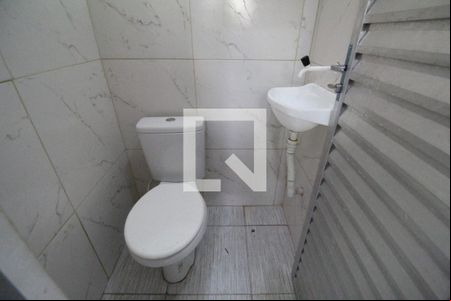 Banheiro de kitnet/studio para alugar com 1 quarto, 49m² em Taquara, Rio de Janeiro